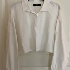 Jättefin vit tröja med krage från Bik Bok, nästan helt oanvänd, väldigt bra skick, strl S !💫🛍️