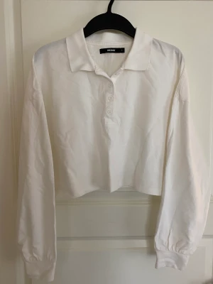 Vit tröja med krage💫 - Jättefin vit tröja med krage från Bik Bok, nästan helt oanvänd, väldigt bra skick, strl S !💫🛍️