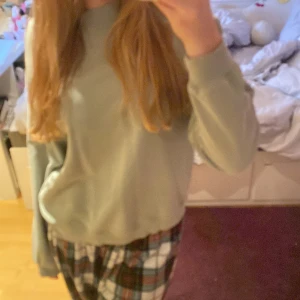 sweatshirt  - Jätte gullig nästan oanvänd sweatshirt från monki. Säljer då den inte riktigt är min stil