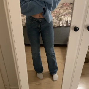 Mid-waist jeans - Hej! Säljer dessa mid-waist jeans från gina tricot i storlek 36. Modellen på jeansen är i petite och funkar bra i längden på mig som är runt 163. Nypris 499kr och säljer för 300 då de är i fint skick. Skriv till mig om du är intresserad 🫶