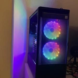 Gaming pc - köpt för 1 månad sen men har tappat intresse. OBS INGEN SIDO GLAS proccecor: i7 9700k grafik kort: 1050 ti ram: 16gb ddr4 ssd 500gb ssd 1000gb  1500gb totalt. kan mötas i vänersborg. inte skickas.  