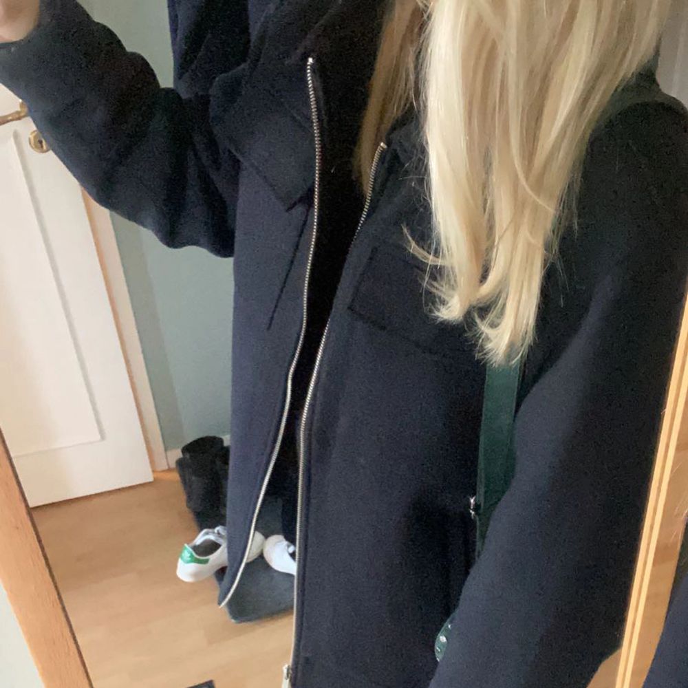 Säljer denna super fina marinblåa höst/vår jacka från Jack & Jones! Säljs då den inte kommer till användning, använd cirka 3 gånger. Köpt för 1200kr. Storlek S💞💞💞💞. Jackor.