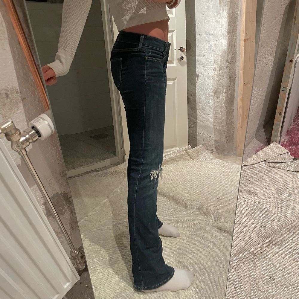 Låga jeans💘långa på mig som är 173 cm!! Jag har vanligtvis 36 eller XS/S i jeans🫶🏼. Jeans & Byxor.