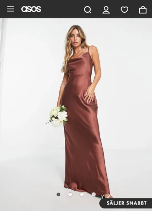 Balklänning  - Säljer denna jättefina balklänning i rostbrunt, då jag missade att skicka tillbaka den i tid! Jättefin modell och färg, men som tyvärr inte passade mig🤎 Kostade ursprungligen 1249kr men säljer för 800 - lappen sitter kvar🤎 Köparen står för frakt🤎🤎