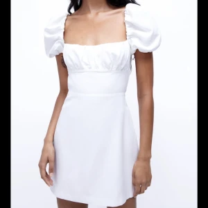 SÖKER!!! - Söker denna klänningen från zara i storlek s till min student i sommar! Har letat överallt men hittar tyvärr ingen. Hör gärna av dig om du har en som du kan tänka dig att sälja 