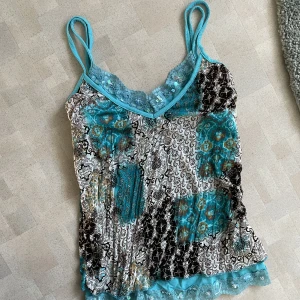 Vintage linne - Säljer detta supersnygga vintage linnet ifrån vegas paris med både paljetter och spets🤩 det är i två lager, det övre i mesh❤️