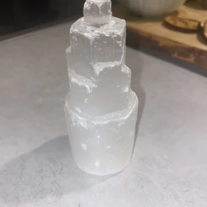 Selenit torn - Selenit torn 💓💓  Selenit är en självrenande kristall, men renar också andra kristaller. !läs bio!