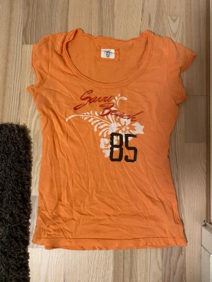 T-shirt, L.O.G.G. - Jättesnygg orange t-shirt från L.O.G.G.. Strl M men passar mer som S. Pris kan diskuteras. Bara att skriva för bild eller frågor!🥭