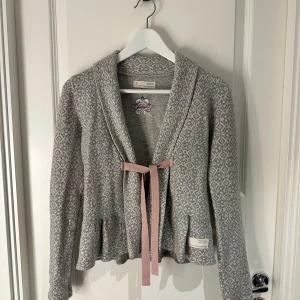 Odd Molly kofta - Säljer min älskade odd Molly kofta då den tyvärr är för liten. Strl 0 vilket ungefär motsvarar XS/S. Bra skick men lite nopprig på vissa ställen (superlätt att pilla bort). Kontakta för fler bilder/frågor. Kan mötas upp eller så står köparen för frakten. 