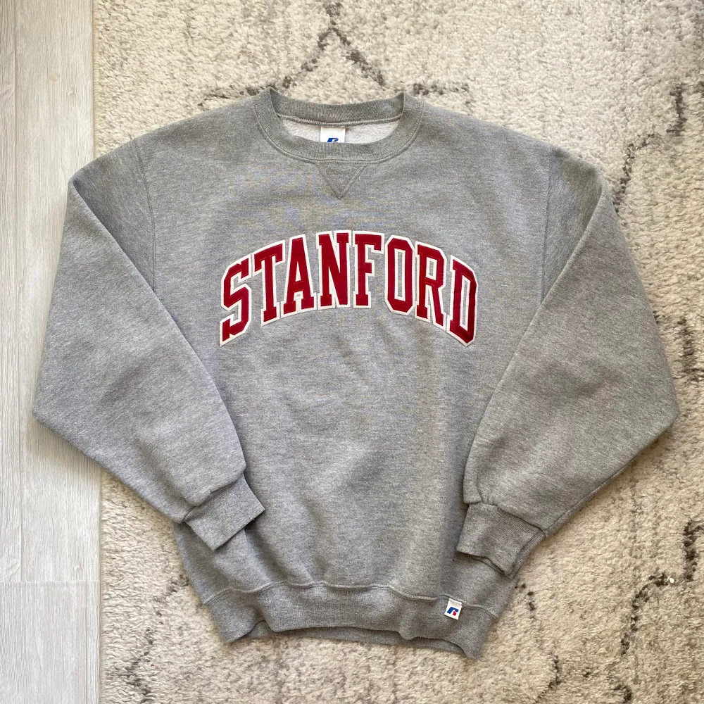 Vintage College Sweatshirt i storlek Small från Russel Athletic. Tröjan är från Stanford och har boxy passform. I bra skick. Skriv ifall du är intresserad eller har några fler frågor 🤩. Tröjor & Koftor.