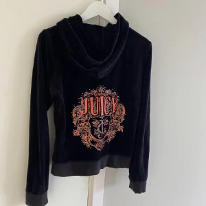 Juicy tröja - Säljer min älskade juicy tröja! ❤️‍🩹 tyvärr så kommer den inte till användning längre. Så himla fin, vintage och i bra skick! 