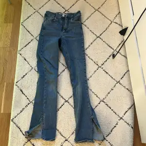 Jeans med slits från Gina och dem är inte skinny jeans hör av er om ni är intresserade 💙