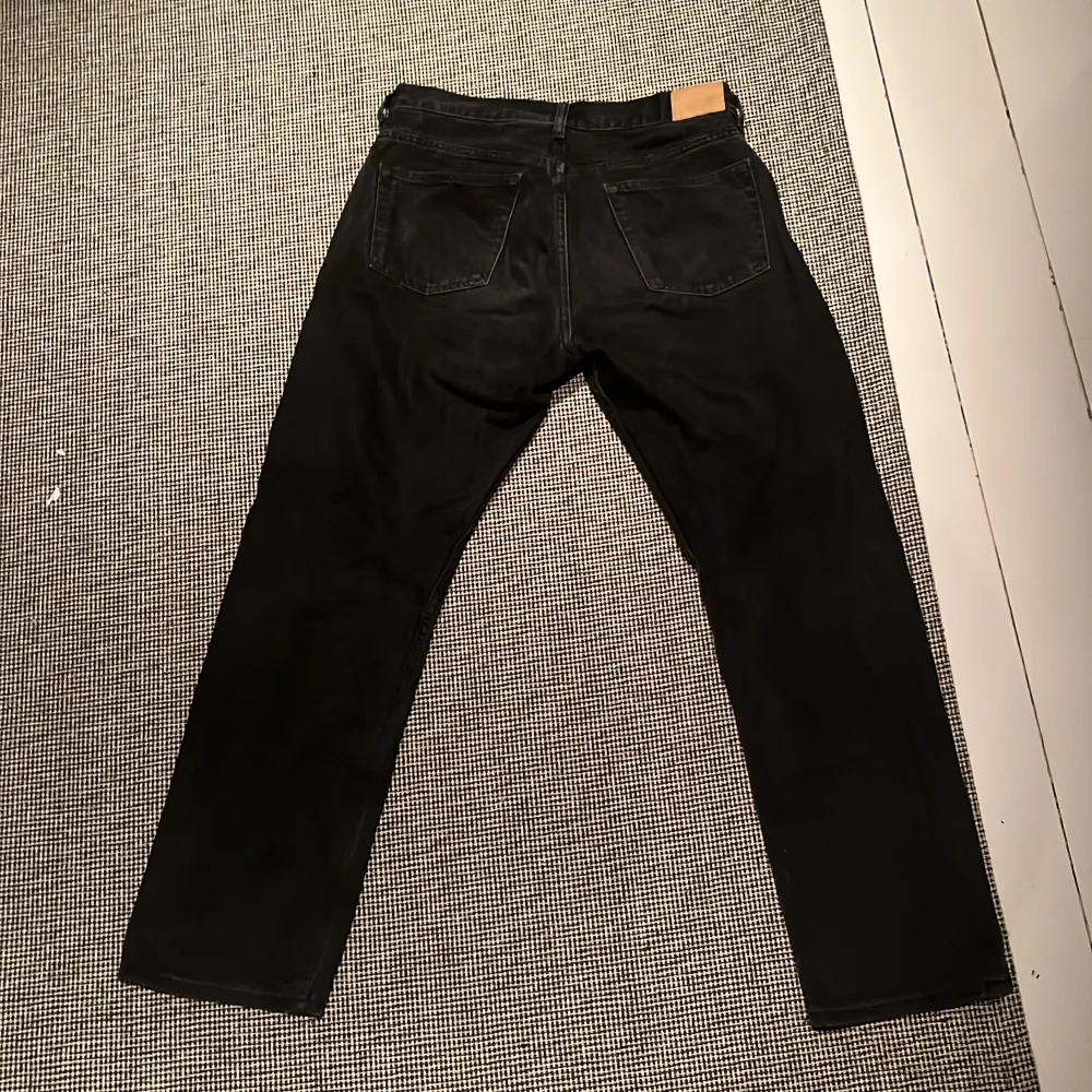 Weekday space jeans, säljer pga att jag inte gillar passformen. Bra skick. Storleken är 31/32. Original pris 600kr. Jeans & Byxor.