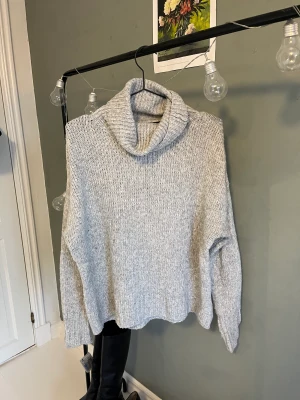 Stickat tröja - Stickad tröja med hög krage som går att vika ner. Använd fåtal gånger och bra skick, köparen står för frakten🫶🏼