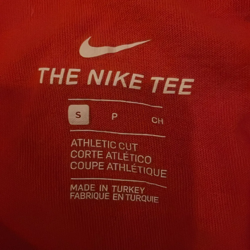 Röd liverpool t-shirt, knappt använd, stl S, köpt i Nike butik, säljer pga inte så mycket användning, Köparen står för frakt❤️❤️❤️. T-shirts.