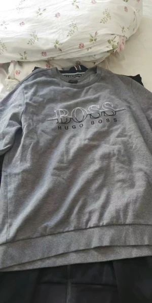 Hugo boss tracksuit - Har denna också som e slut spld över allt storlek e XL men mer som M-L använder inte ofta dom priset är 2200 kan gå ner vid snabbt äffar. Byter också mot fett byte.