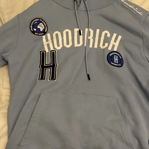 Hoodrich hoodie ljusblå - Hoodrich hoodie använd 1 gång nyskick, storlek L passar som M