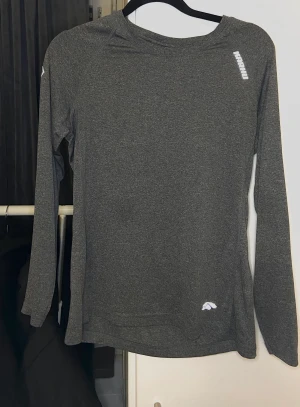 Träningströja från Intersport  - Gråfärgad, relativt ny. Nypris 250 kr