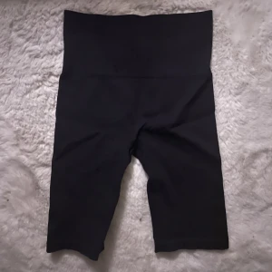 Gym shorts - Säljer dessa gym shorts då jag inte gillar passformen🖤Köpta från Intersport🖤Använda två gånger men inga defekter eller liknande🖤