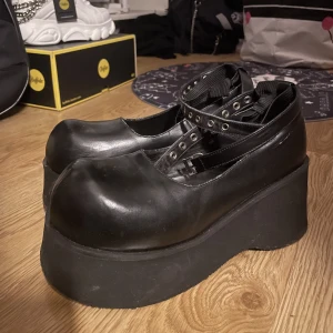 Mary janes  - Jättefina Mary jane skor men tyvärr för stora för mig🖤Lite slitningar som syns på bilderna men inget man tänker på🖤 SPÅRBAR FRAKT 