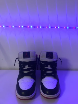 Jordan 1 mid gym redd  - Bra skick, använd några gånger. St: 39