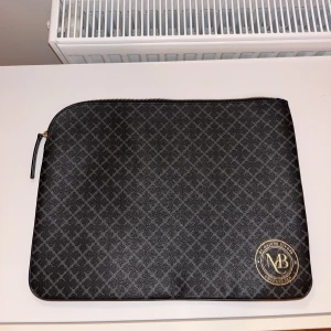 malene birger datafodral - Grått datafodral från malene birger. Använd en gång så är i väldigt bra skick.