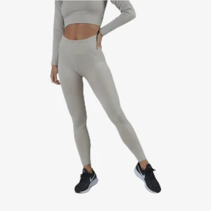 Beige träningstights - Beige, ribbade träningstights. Helt oanvända. Hör av dig för mer information 🤍