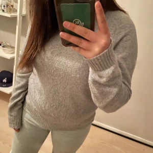 Stickad tröja - Grå stickad tröja från Vero Moda. Knappt använd