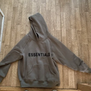  Essentials Hoodie  - Helt ny Essentials hoodie som är i super skick, har inte använt den 