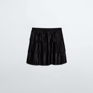 Plisserad minikjol  - Plisserad svart minikjol💓 st L, bra skick! 