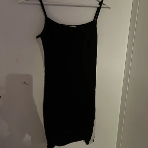 Klänning - Hej! Säljer en klänning som har användts mycke men är i fint skick! Lite kortare klänning. Köpare står för frakt