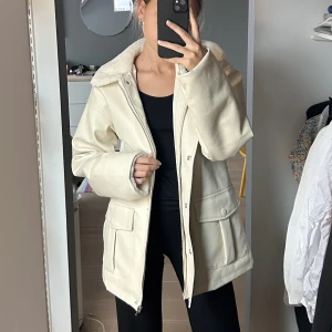 NA-KD fuskpäls jacka - Beige fuskpäls jacka💛                                        Oanvänd med prislapp kvar! Storlek 34 men passar även som 36/38 då den är väldigt oversized!                                          Nypris: 999kr