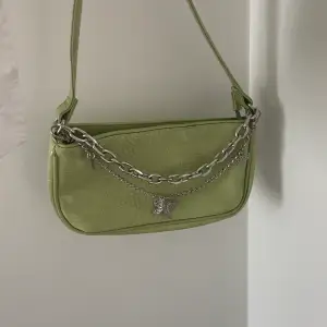 Grön väska i fint skick med kedja💚