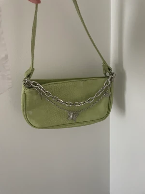 Snygg väska!! - Grön väska i fint skick med kedja💚