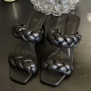 H&M klackar  - H&M flätade klackar, aldrig använda💓