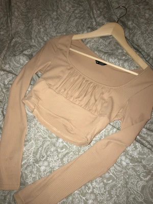 magtröja - säljer nu min topp/magtröja, väldigt fin i skicket använd fåtal gånger