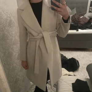 Kappa  - Kappa från hm i fint material, sparsamt använd. Storlek 36, nypris 1000;- 🤍