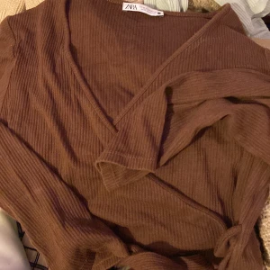Zara topp - Brun zara topp , andra bilden e nt min men dock samma topp