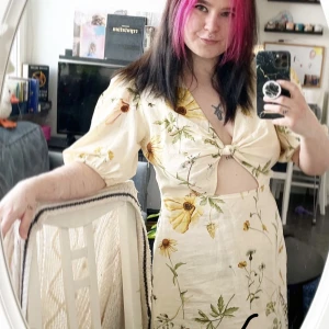 Blommig klänning med öppen rygg - Finaste vår/sommarklänningen från H&M, storlek 44. Så fin öppen rygg!Bara använd 2 gånger, superfint skick. Kan ta mått! 💗 Frakt tillkommer!