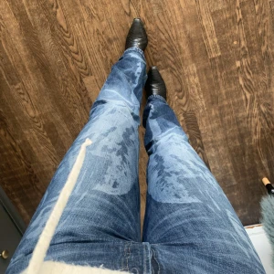 Vintage Levis 501 - W33 L36. Köpta second hand med ett as coolt tryck på benen. Får alltid massa komplimanger när jag bär dem. Tyvärr börjar bli lite små nu för mig. (Har vanligtvis byxor i allt mellan 38-42 storlek för referens)