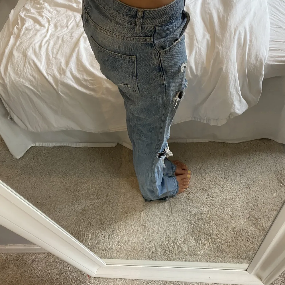 Säljer dessa lågmidjade bershka jeans, jag är 172 och dessa sitter perfekt på mig i längden. Jeans & Byxor.