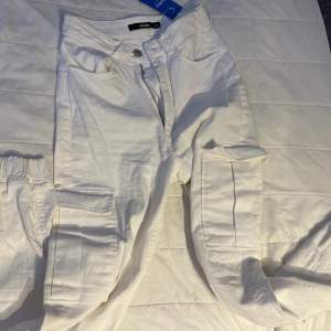 Cargo pants som jag köpt på sellpy för strax över 100kr, aldrig använda av mig, inga defekter alls. Väldigt väldigt bra skick med andra ord. Säljer de då de inte är min stil☺️Stl 34, ganska små i storleken, skulle säga som Stl 32. köparen står för frakten