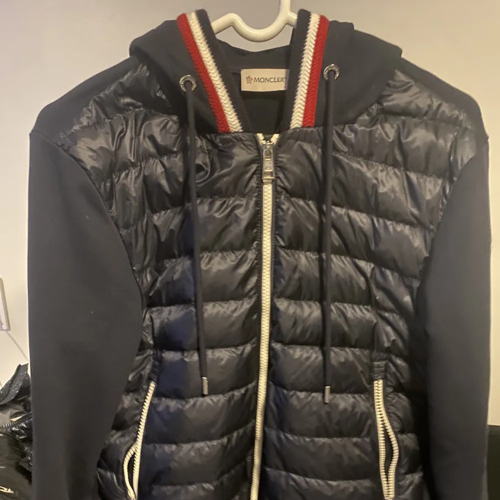 Moncler cardigan storlek 1. Skick 9/10.  Om ni har frågor så e det bara o skriva. Pris kan diskuteras den passar även m. Jackor.