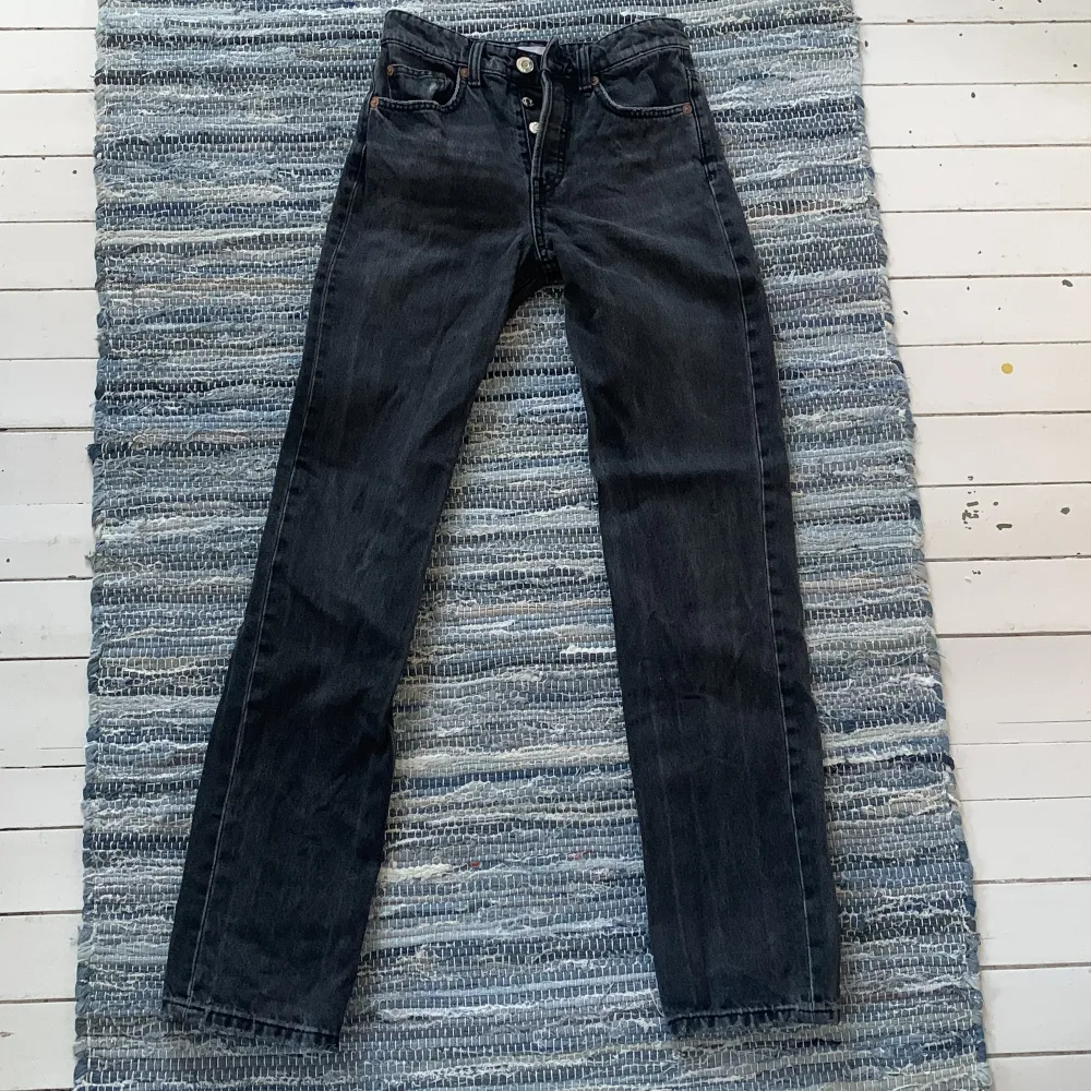 Midrise jeans från zara i jättefin svart/grå färg 💕pris kan diskuteras, köparen står för frakt . Jeans & Byxor.