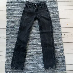 Midrise jeans från zara i jättefin svart/grå färg 💕pris kan diskuteras, köparen står för frakt 