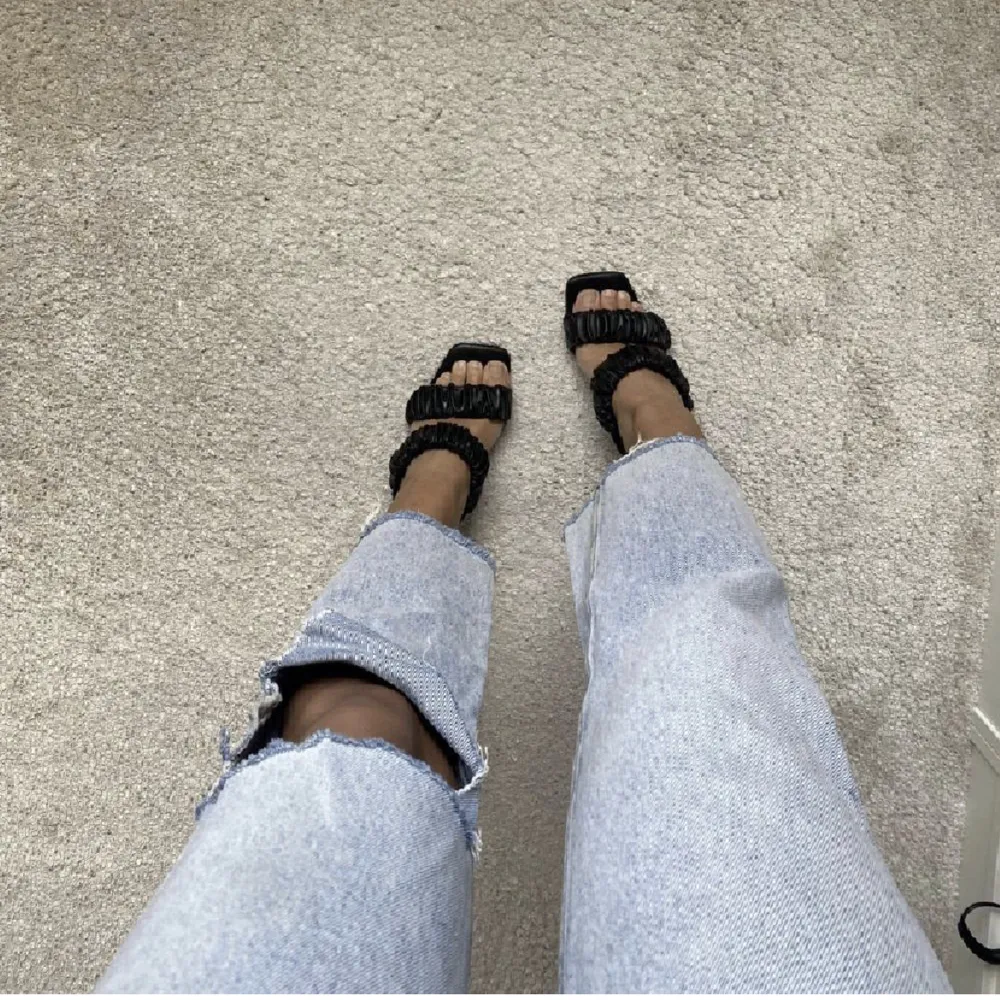 Jeans från Zara. Storlek 36. Låg/mid waist. Ser helt nya ut 😍. Jeans & Byxor.