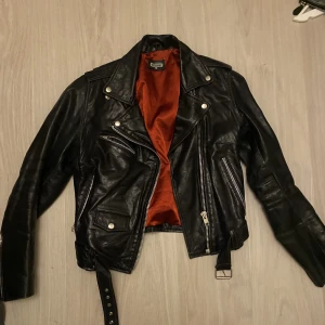 Skinnjacka - Äkta skinnjacka från Mission, i användt skick men superfin ❤️