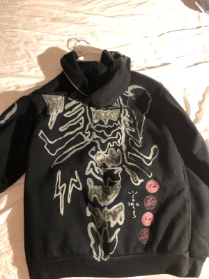 Travis scott x fragment  - Väldigt svår hoodie att få tag i. Använt typ en gång men den är lite liten för mig. Original påse och digitalt kvitto finns.storlek S