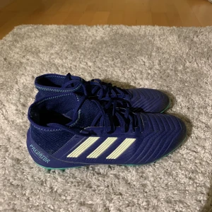 Adidas predator. - Fotbollsskor. Väldigt enkla men sköna. Storlek 42 2/3. Skriv för fler bilder.