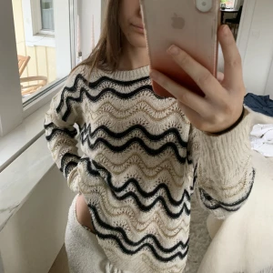 Stickad tröja - Jättefin stickad tröja, bra skick! Osäker på storlek men passar xs-m skulle jag säga❤️